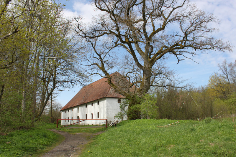 Het voormalige magazijngebouw van de uit 1637 stammende aluingroeve.