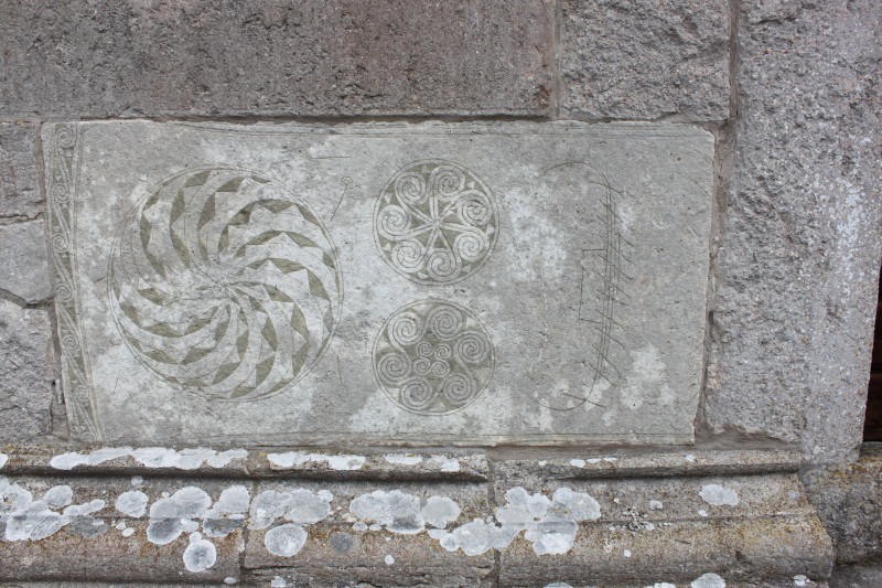 IMG_2762.JPG (9.5 MiB) 1867 keer bekeken Beeldsteen ingemetseld in de kerkmuur van Bro