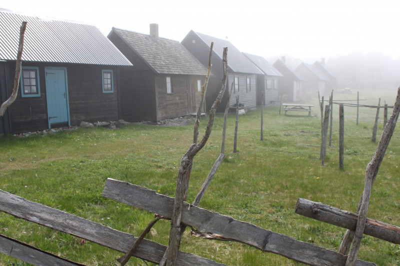 Vissershuisjes in de mist - Djauvik