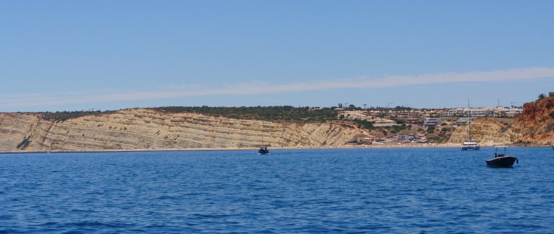De schuine lagen nabij Luz die zich uitstrekken naar links richting Salema beach. Rechts bevindt zich Ponta da Piedade waar Mioceen ontsloten is op strand niveau.
