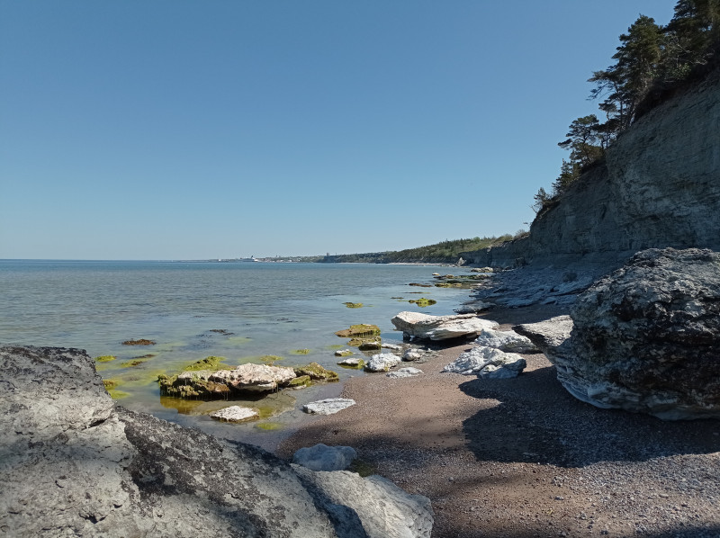 Strand Kneippbyn met zicht op Visby