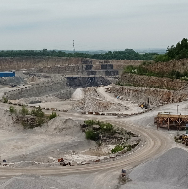 Permische doleriet/diabaas dikes in Cambrische zandsteen - groeve Skrylle