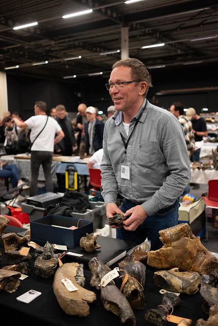 Uit het verre zeeland beroepsvisser Kommer Tanis met fraaie maar wel vis-verpleterende fossielen botten van de Noordzee bodem