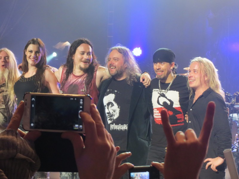 Floor Jansens samen en de bandleden van Nightwish (Londen - 2012)