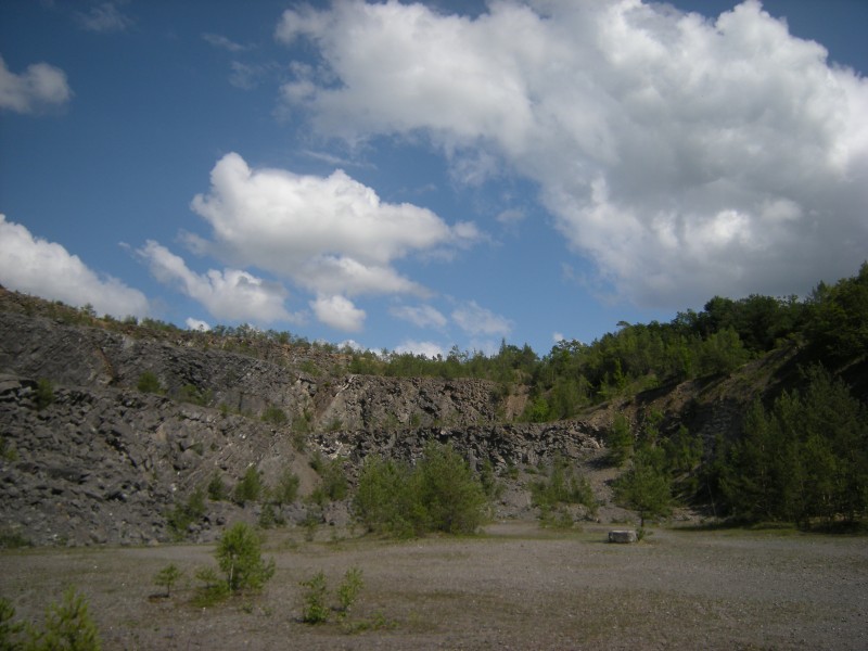 DSCN9381.JPG (2.1 MiB) 2860 keer bekeken De groeve gezien staande op het eerste niveau.<br />Je kan de wanden van het 1e, 2e en 3e niveau zien.<br />Deze foto heb ik 9 july gemaakt, dus er zal niet veel verandert zijn.